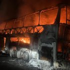 Totalmente destruido quedó el bus disco 915 de la cooperativa Trans Esmeraldas tras el incendio que consumió toda la estructura del vehículo.