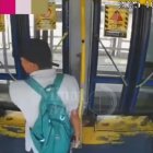 Los asaltantes apuntaron en varias ocasiones al conductor para que detenga la marcha de la autobús.