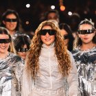 La caminata con la loba se ha convertido en una especie de tradición en sus conciertos.