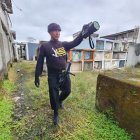 Mini Ramón Santana, el guardián del silencio en el Cementerio de Quinindé, les pide a los fallecidos que lo cuiden.