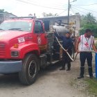 Un tanquero del Cuerpo de Bomberos de Quinindé abastece de agua a una casa del recinto Santa Elvira, el más cercado a la zona del derrame.