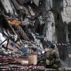 Edificios residenciales gravemente afectados por el impacto de misiles rusos en Ucrania.