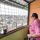 Cada mañana, desde su ventana, Gustavo Demera mira las tumbas.