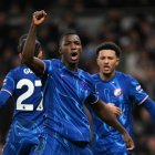 Moises Caicedo celebrando el penal que ocasionó en la ultima visita del Chelsea al Tottenham.