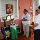 En un altar frente al Sagrado Corazón de Jesús, la familia hace oraciones por Diego.


ag - periodista
ag - granasa