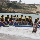 Los turistas disfrutan de la adrenalina en el mar en el primer día del feriado