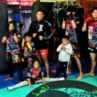El instructor con un grupo de alumnos que recibían clases de artes marciales.