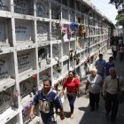 Familias guayaquileñas visitan a sus difuntos en su día.