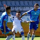 Juan Pablo Ruiz (centro) es arrinconado por la férrea marca de Mateo Viera (izq.) y Nahuel Arena.