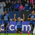 Claudio Spinelli (de rodillas) es el goleador de Independiente del Valle en una temporada exitosa en 2025 de LigaPro.