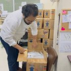 Édgar Lama, presidente del Consejo Directivo del IESS, examina insumos médicos durante un recorrido en hospitales del IESS.