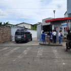 Familiares de los fallecidos acudieron la mañana de este miércoles al Centro Forense de Esmeraldas para realizar trámites y retirar los cuerpos.