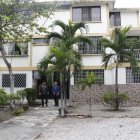 El fiscal Miguel Vélez realizó el reconocimiento de la vivienda acompañado de la Policía.