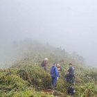 Bomberos  y policías especializados en montañas de varias provincias, recorren las faldas del Tungurahua en una búsqueda que no se detiene desde el domingo 2 de noviembre.