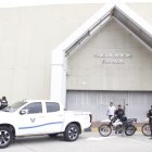 Dijiste:
mejorar: "No estamos jugandi hay dos bombas", la amenaza acompljo juducia Aban borha mientas se desarrola auiencia de las Malvinas
ChatGPT dijo:
Aquí tienes una versión corregida y mejor redactada de tu frase:

"No estamos jugando, hay dos bombas": la amenaza al Complejo Judicial Albán Borja mientras se desarrollaba la audiencia del caso Las Malvinas.

¿Quieres que le dé un tono más noticioso y de impacto (por ejemplo, para titular una nota policial) o prefieres que suene más informativo y neutral? Puedo ajustarlo según el enfoque que necesites.

Dijiste:
dejar en 85 caracteres: "No estamos jugandi hay dos bombas", la amenaza acompljo juducia Aban borha mientas se desarrola auiencia de las Malvinas
ChatGPT dijo:
Aquí tienes una versión corregida y ajustada a 85 caracteres:

"No estamos jugando, hay dos bombas": amenaza al Albán Borja durante audiencia de Las Malvinas

Dijiste:
mejorar ttiulo y sugerir titulo experctativa: "No estamos jugando, hay 2 bombas": amenaza en Fiiscalía durante audiencia de Las Malvinas
ChatGPT dijo:
Aquí tienes dos opciones mejoradas:

Versión mejorada del título:
