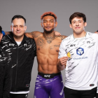 Michael Morales junto a su entrenador Raul Arvizu (izq) y su equipo.