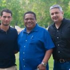 Xavier Cevallos (i), Jorge Guzmán (c) y Emilio Pisco (d), cuando Pisco y Cevallos asumieron la dirección de las formativas del Club Sport Emelec.