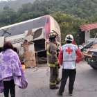 Miembros de la Cruz Roja Ecuatoriana llegaron desde Santo Domingo al siniestro.