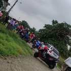 Personal policial y curiosos llegaron al sitio donde se produjo el asesinato a puñaladas del mecánico conocido como "Barbita".