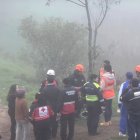 Rescatistas, familiares y comuneros se han dividido y recorren por la montaña, buscando al menor de edad.