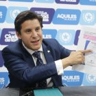 César Poveda, Coordinador Legal del Municipio, muestra el sello otorgado por el INEN a Interagua, por la calidad del agua.