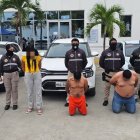 Los cinco presuntos integrantes de Los Choneros fueron presentados junto a las evidencias