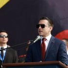 El presidente Daniel Noboa anuncia la entrega del bono de 470 dólares a policías y militares.