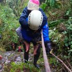 En su espalda, un rescatista del Grupo de Operaciones Especiales sacó al niño del sitio agreste.