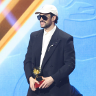 Bad Bunny arrasa en los Latin Grammy 2025 con múltiples premios.