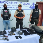 La policía mostró las evidencias decomisadas durante los allanamientos hechos tras el ataque.