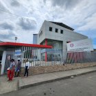 Familiares de Juan David Quiñónez Arizala esperan afuera del Centro Forense de Esmeraldas para retirar su cuerpo.