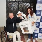 Un adulto mayor vota anticipadamente el referéndum este viernes, en Quito (Ecuador).