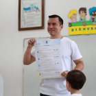 El presidente Daniel Noboa ejerce su derecho al voto durante la jornada del Referéndum y Consulta Popular.