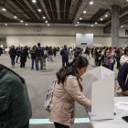 Muchos migrantes ejercen su derecho al voto en Madrid, España.