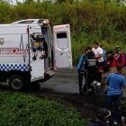 El personal de emergencia atendió a las víctimas en el lugar.