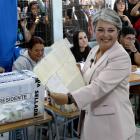 La candidata a la Presidencia de Chile por la coalición de izquierda Unidad por Chile, Jeannette Jara (c), al votar este domingo, 16 de noviembre.