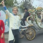 Iván Farah se vistió de Príncipe Encantador para la Consulta Popular 2025.