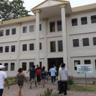 Entrada principal de la Universidad Agraria, escenario de opiniones cruzadas y rumores durante la votación dominical.