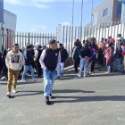 Desde tempranas horas este lunes 17 de noviembre, los familiares y amigos de las  víctimas del accidente en Simiatug esperan fuera del Centro Forense de Ambato para retirarlos cuerpos.