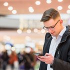 Conectarse al Wi-Fi público de un centro comercial puede ser práctico, pero implica riesgos de seguridad.