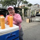 Estefanía, para promocionar los jugos, ubica las botellas encima de su hielera.