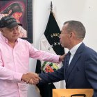 Lara llegó al edificio de la Gobernación y se despidió de su antecesor.