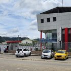 Familiares de los esposos asesinados en Pianguapí, acudieron la mañana de este miércoles al Centro Forense de Esmeraldas para retirar los cuerpos.