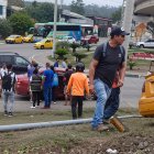 El taxi quedó incrustado en el parterre de una gasolinera en El León, tras el ataque armado que dejó gravemente herido a su conductor.