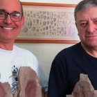 Diego García (izquierda) y Juan Carlos Gutiérrez (derecha) posan con los especímenes.
