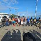 ChatGPT dijo:

Los seis detenidos, presuntos miembros de Los Chechenos, son custodiados por militares tras su captura en Limones.