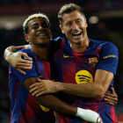 Lamine Yamal (i) celebra el gol de FC Barcelona junto a Robert Lewandowski.