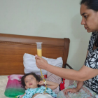 Verónica, en un instante cotidiano de entrega, en el que alimenta a Fátima y permanece pendiente de cada una de sus necesidades.