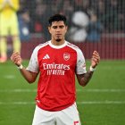 Piero Hincapié destacó en la zaga central en la victoria de Arsenal contra Tottenham.