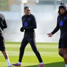 Raphinha (c), delantero del FC Barcelona, durante un entrenamiento previo al partido ante Chelsea.